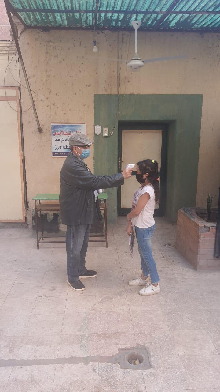 المدارس تطبق الإجراءات الوقائية على تلاميذ الرابع الابتدائي