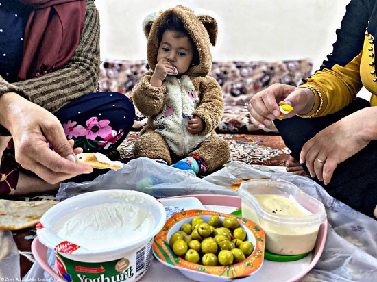 عائلة عراقية تجتمع على الطعام