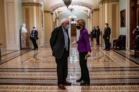 السيناتور الأمريكي بيرني ساندرز وإليزابيث وارين يتحدثان في مبنى الكابيتول