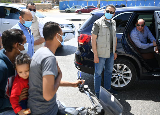 الرئيس السيسي يتوقف أثناء جولته بشرق القاهرة ويشدد بضرورة الالتزام بإجراءات الأمان