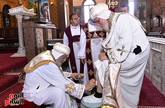 البابا يغسل ارجل الاساقفة