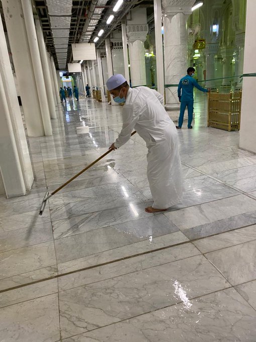 صورة الوزير ينظف الحرم