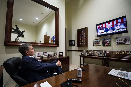 السناتور ستيف داينز اضطر لمشاهدة الخطاب على التلفزيون