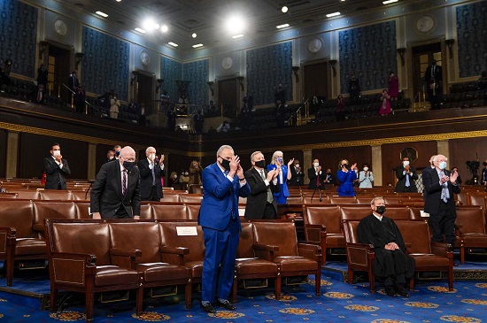 زعيم الأغلبية في مجلس الشيوخ تشاك شومر يصفق لبايدن