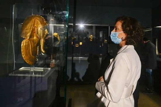 رئيسة منظمة اليونسكو تصل مصر لحضور موكب المومياوات الملكية (6)