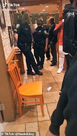 وصول قوات الشرطة للمطعم