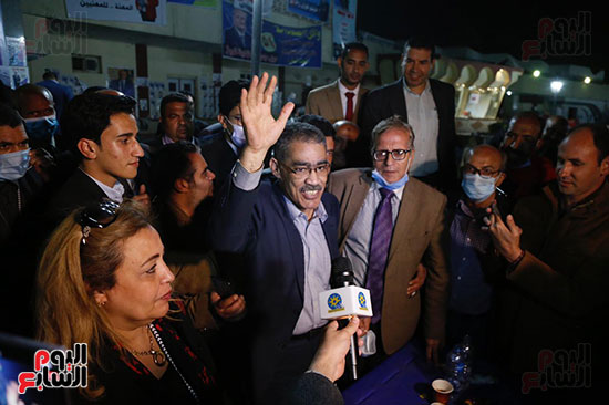 ضياء رشوان يحيي أعضاء الجمعية العمومية بعد إعلان فوزه نقيبا للصحفيين