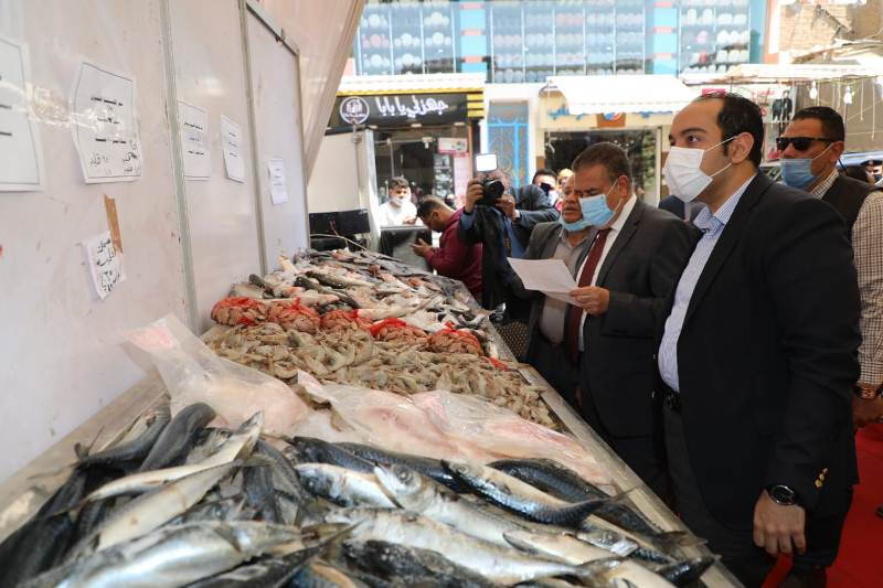 محافظ المنوفية يتفقد سوق السمك ويتابع الاسعار