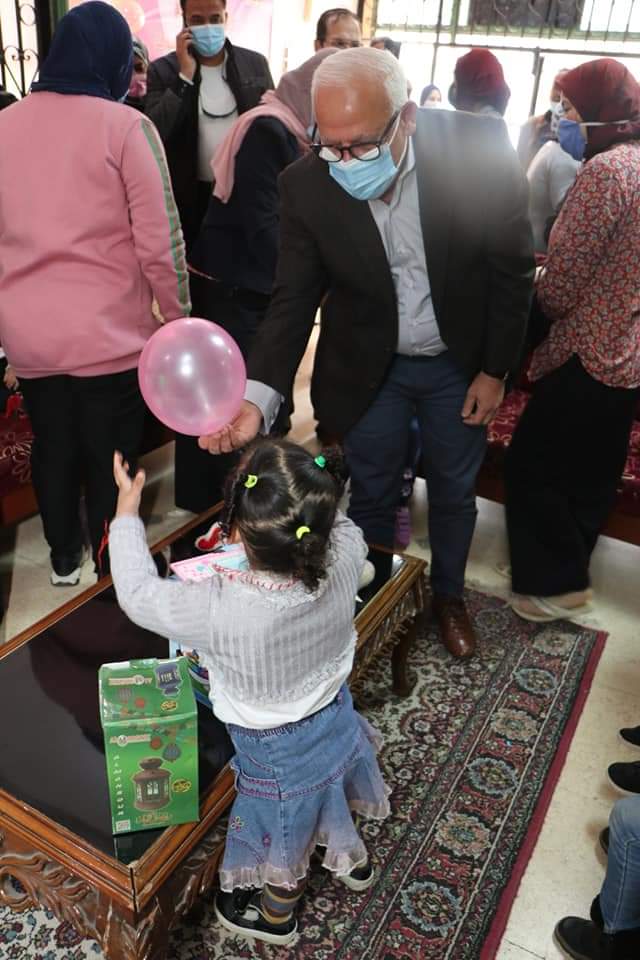 المحافظ يقدم الهدايا للاطفال