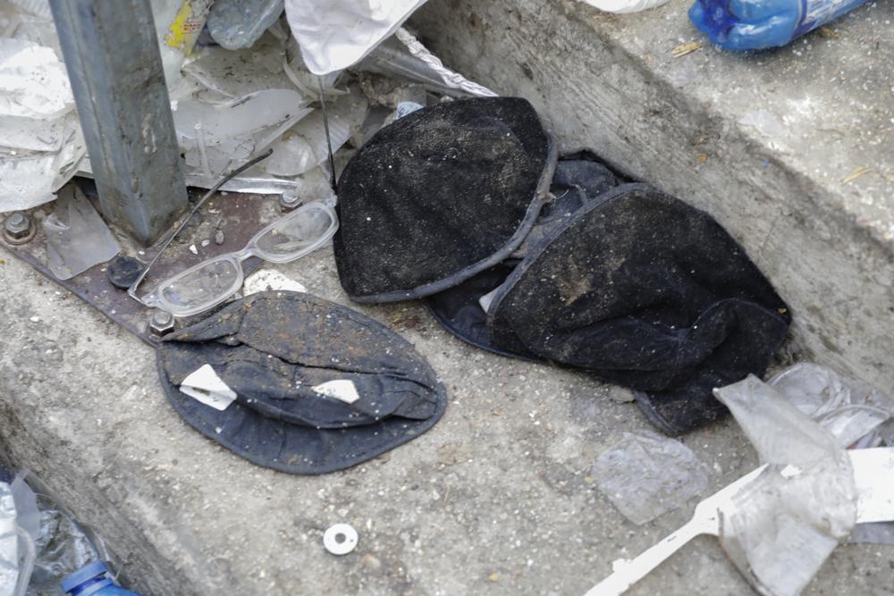 قبعات يهودية ونظارات مكسورة فى موقع الحادث