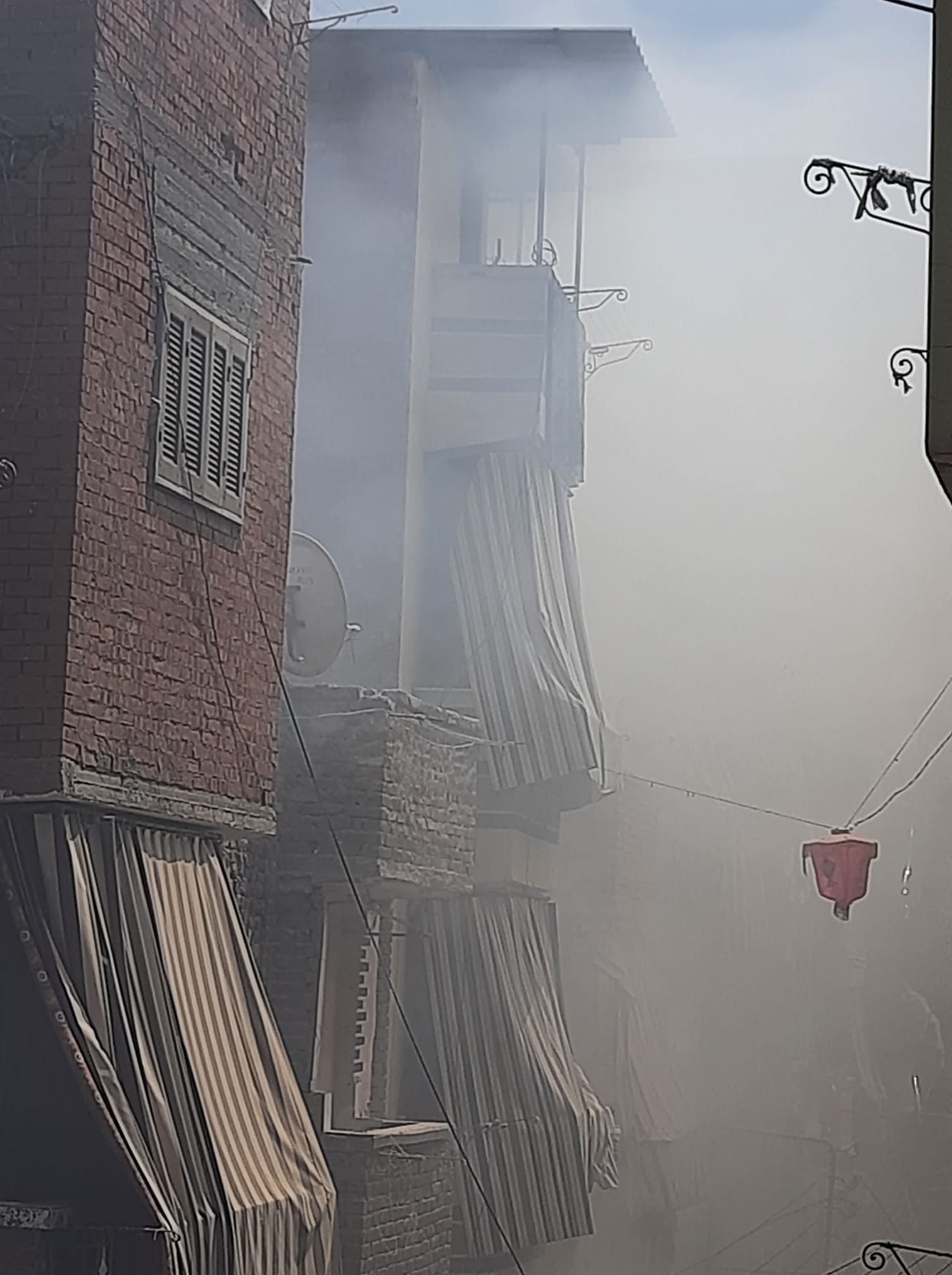 الدخان الكثيف يغطي المنطقة