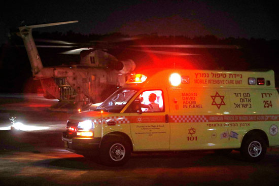 سيارة إسعاف تنقل المصابين لمستشفيات في وسط إسرائيل