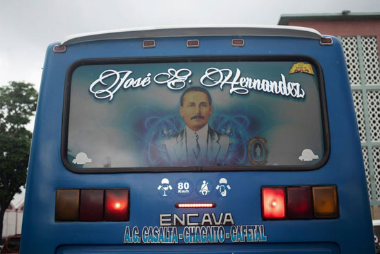 تزين صورة هيرنانديز النافذة الخلفية لحافلة في كاراكاس