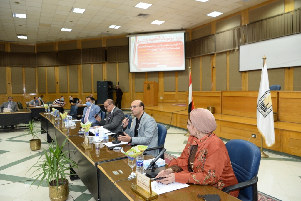 اجتماع مجلس جامعة أسيوط (2)