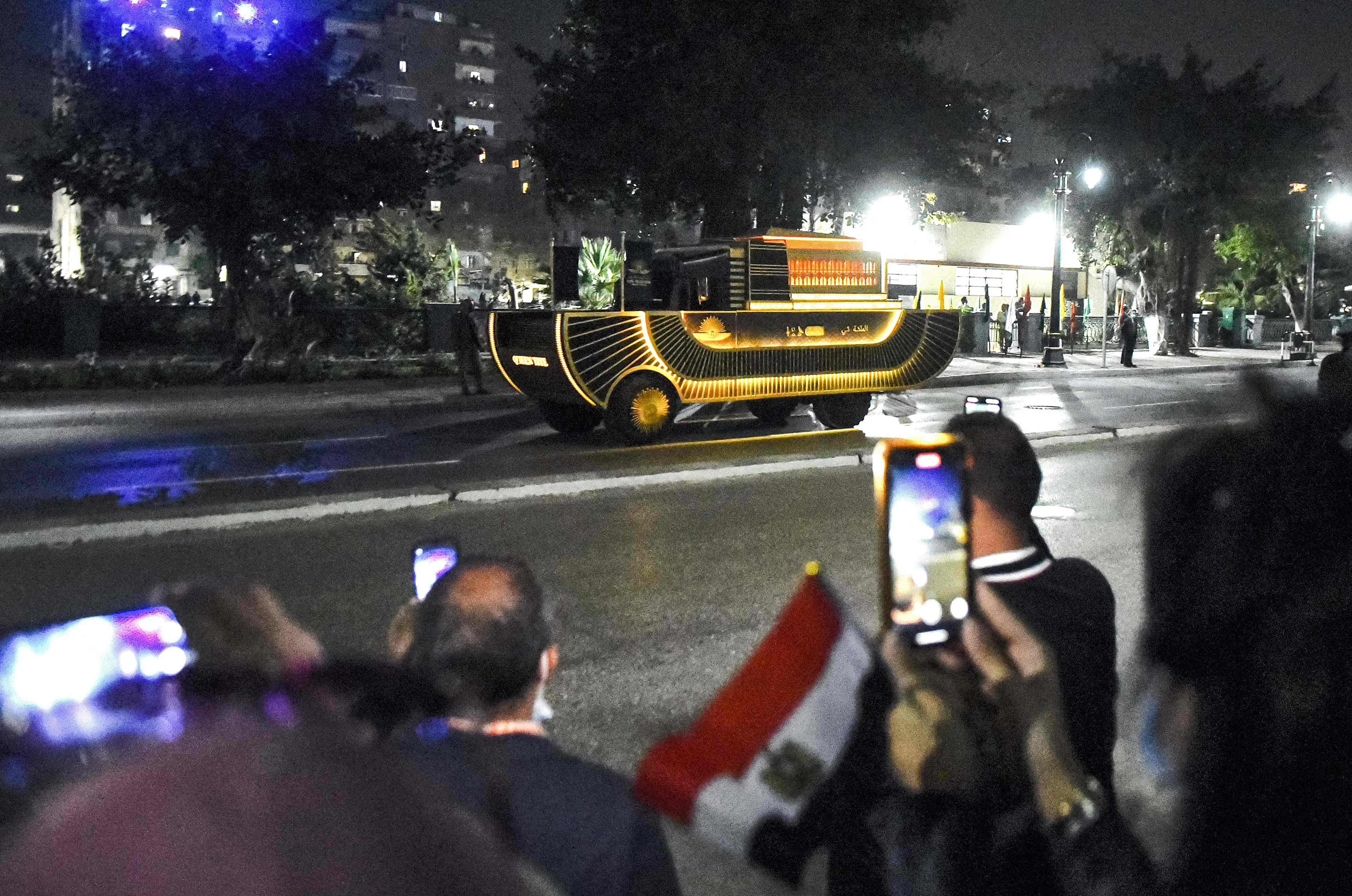 عربات نقل المومياوات المصرية
