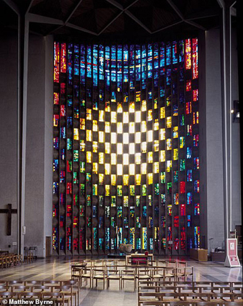 في كنيسة المعمودية وهي واحدة من أكبر النوافذ ذات الزجاج الملون في العالم