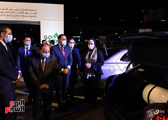 رئيس مجلس الوزراء يسلم مفاتيح أول دفعة من السيارات الجديدة (2)