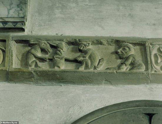 جزء من إفريز على الحائط نورماندي يظهر حمارًا وقردًا يحملان أرنبًا