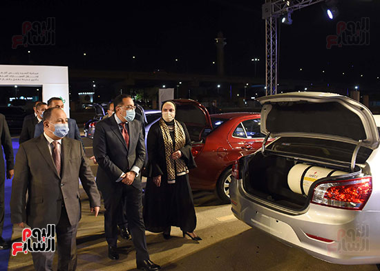 رئيس مجلس الوزراء يسلم مفاتيح أول دفعة من السيارات الجديدة (5)