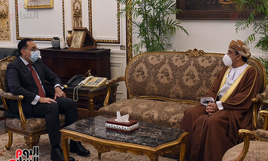 التقى الدكتور مصطفى مدبولى، رئيس مجلس الوزراء، اليوم، السفير عبدالله بن ناصر الرحبى، سفير سلطنة عمان الجديد لدى مصر (3)