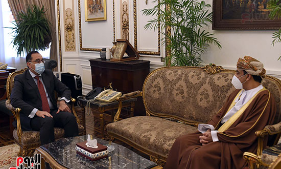 التقى الدكتور مصطفى مدبولى، رئيس مجلس الوزراء، اليوم، السفير عبدالله بن ناصر الرحبى، سفير سلطنة عمان الجديد لدى مصر (1)