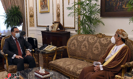 التقى الدكتور مصطفى مدبولى، رئيس مجلس الوزراء، اليوم، السفير عبدالله بن ناصر الرحبى، سفير سلطنة عمان الجديد لدى مصر (2)