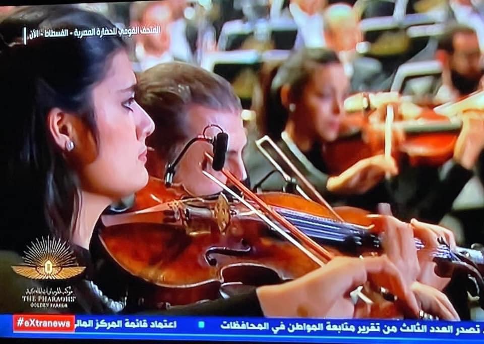عازفة فى حفل موكب المومياوات الملكية عازفة فى حفل موكب المومياوات الملكية