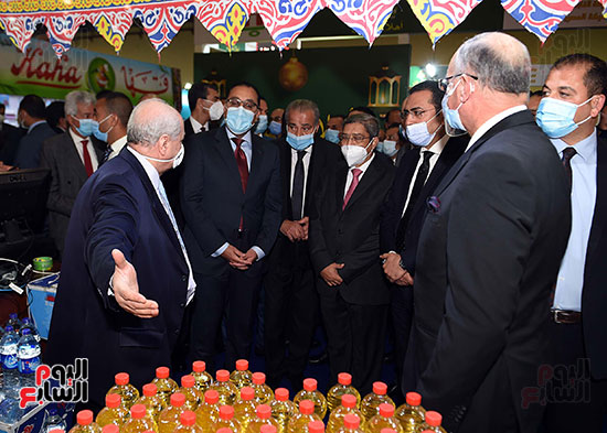 رئيس الوزراء يفتتح معرض أهلا رمضان (2)