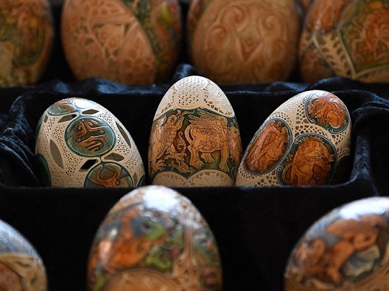يضفي فن الزخرفة على البيض لمسة جمالية