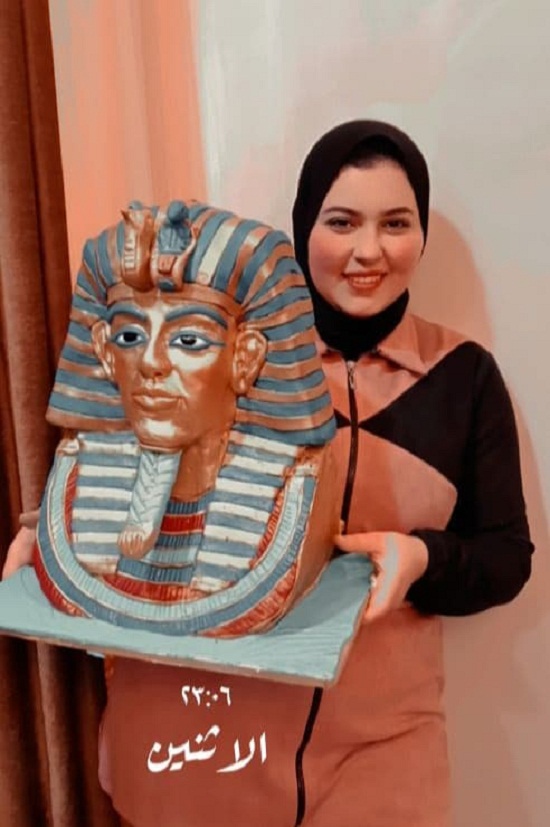 أية مع تورتة توت عنخ أمون