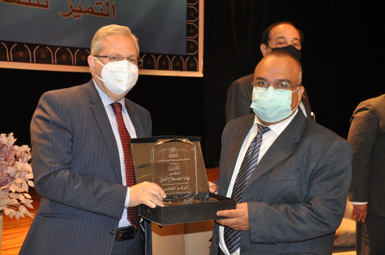 الدكتور حسام رفاعى نائب رئيس جامعة حلوان يكرم الدكتور بهاء صلاح