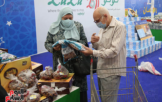 المواطنين اثناء الشراء المواطنين اثناء الشراء