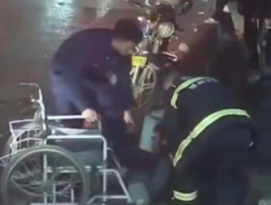 رجال الاطفاء يحاول مساعدة المعاق