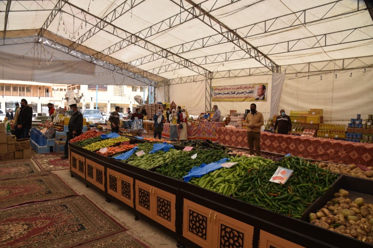 بيع الخصروات باسعار مخفضة في معرض اهلا رمضان في مطروح