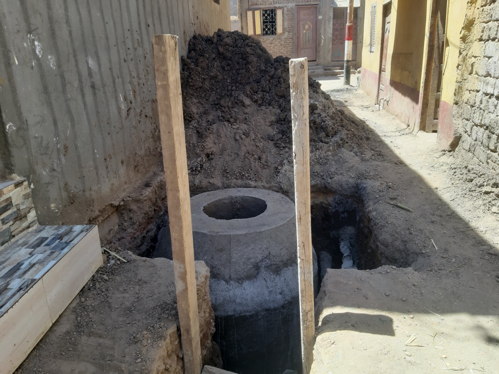 توصيل مواسير مياه الشرب والصرف الصحى فى قرية النقادية فى اسوان (1)