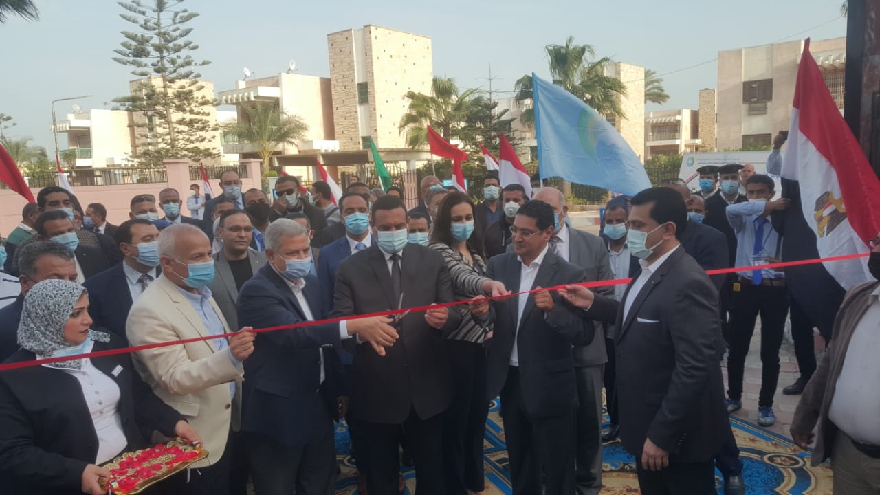 محافظ البحيرة ورئيس الشركة القابضة للمياه يفتتحان أكبر مركز لخدمة المواطنين محافظ البحيرة ورئيس الشركة القابضة للمياه يفتتحان أكبر مركز لخدمة المواطنين