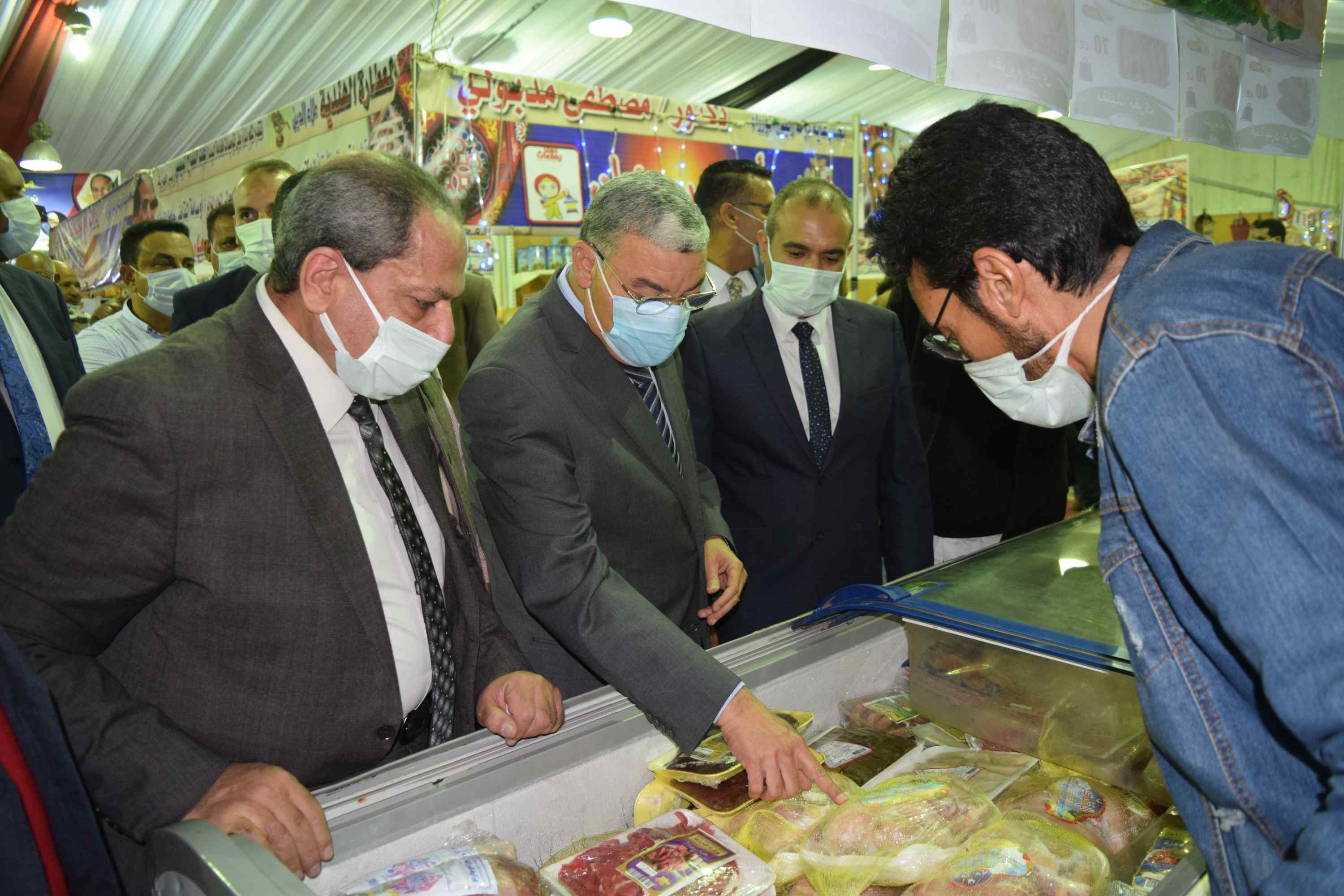 محافظ المنيا يتفقد السلع الغذائية بمعرض اهلاً رمضان محافظ المنيا يتفقد السلع الغذائية بمعرض اهلاً رمضان