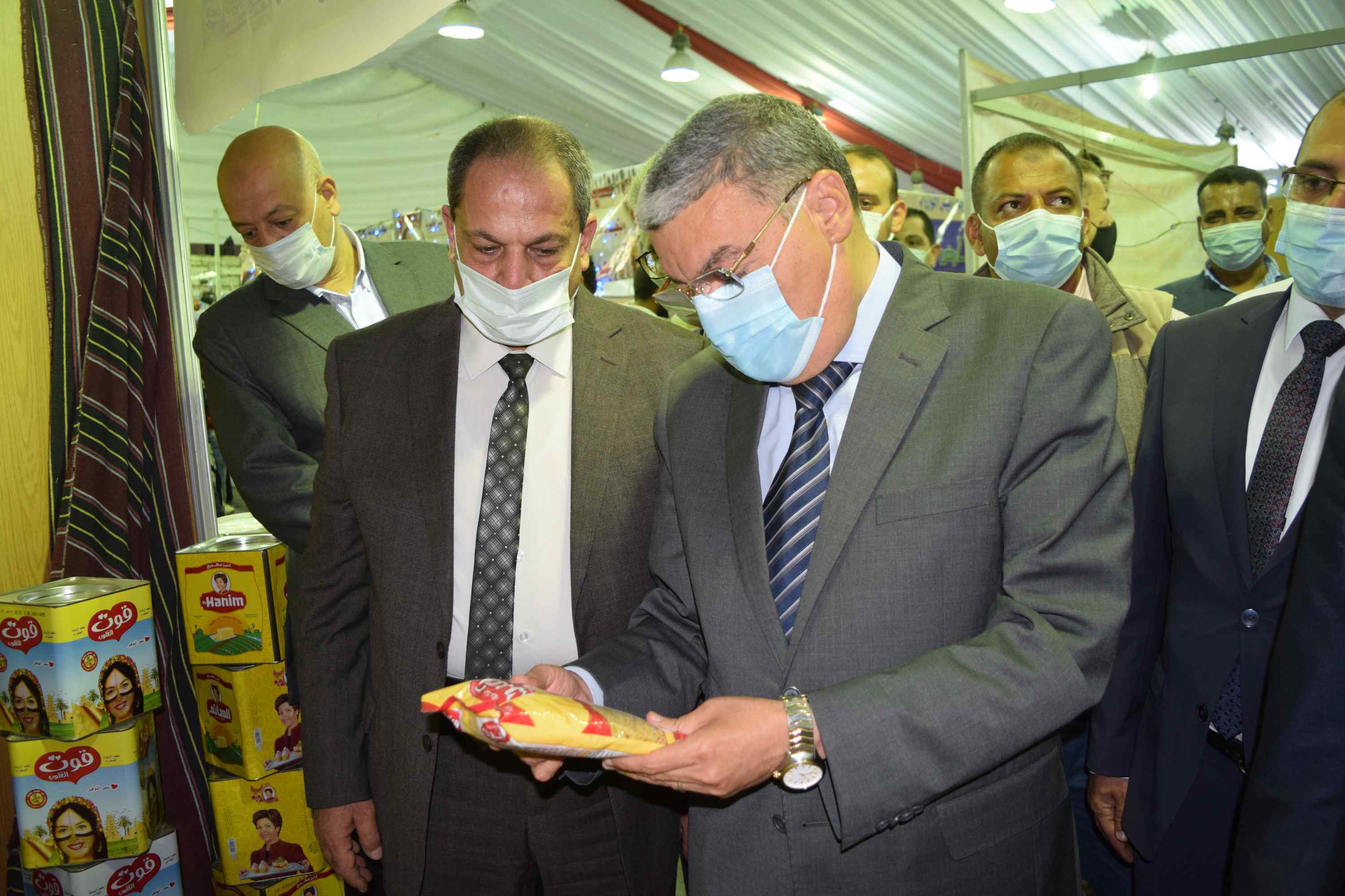 محافظ المنيا يتفقد منتجات المعرض محافظ المنيا يتفقد منتجات المعرض