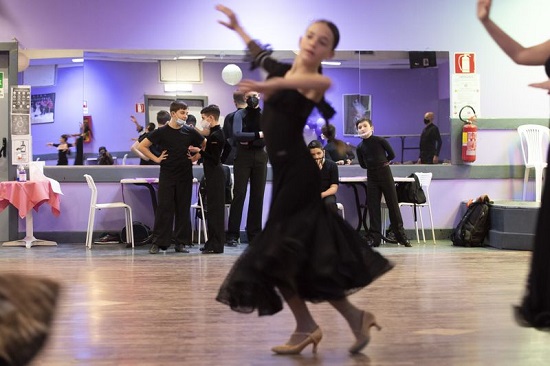 أصدر الاتحاد الإيطالي لرياضة الرقص قرارًا بالسماح لـ 34 رياضيًا بالتدريب
