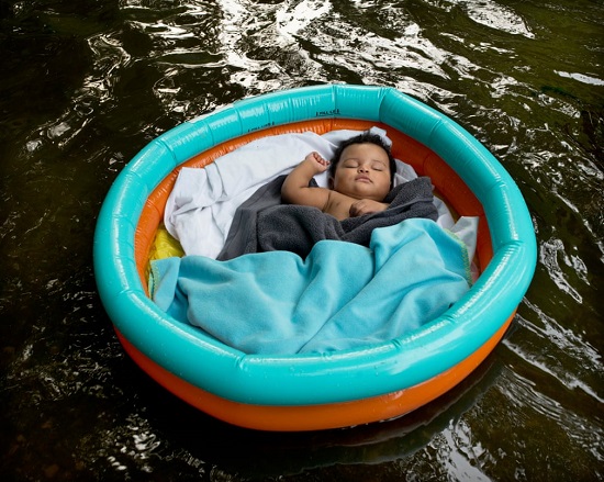 الطفل غابرييل  يطفو على النهر في نوم هادئ