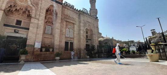 تعقيم مسجد السيدة زينب استعدادا لشهر رمضان (7)