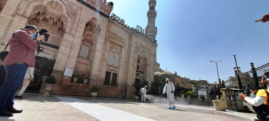 تعقيم مسجد السيدة زينب استعدادا لشهر رمضان (8)