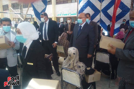 محافظ القاهرة يوزع سلع غذائية على أسر بالدرب الأحمر وروضة السيدة (2)