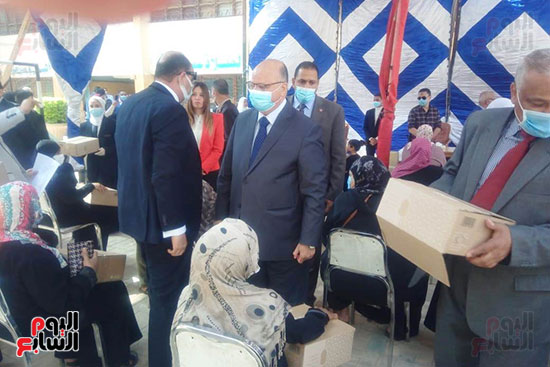 محافظ القاهرة يوزع سلع غذائية على أسر بالدرب الأحمر وروضة السيدة (1)