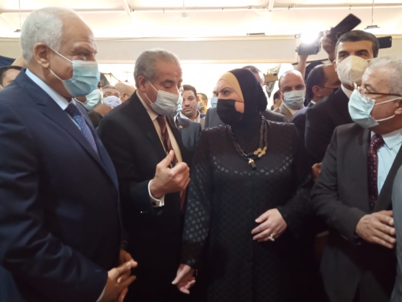 وزير التموين ووزيرة الصناعة ومحافظ الجيزة خلال افتتاح معرض أهلا رمضان