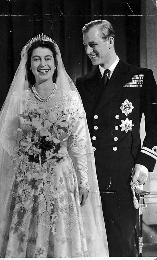 الأميرة إليزابيث ودوق إدنبرة في صورة زفاف عام 1947