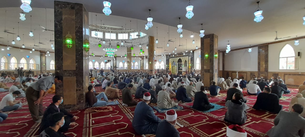 المصلين خلال افتتاح مسجد النور بالمنصورية