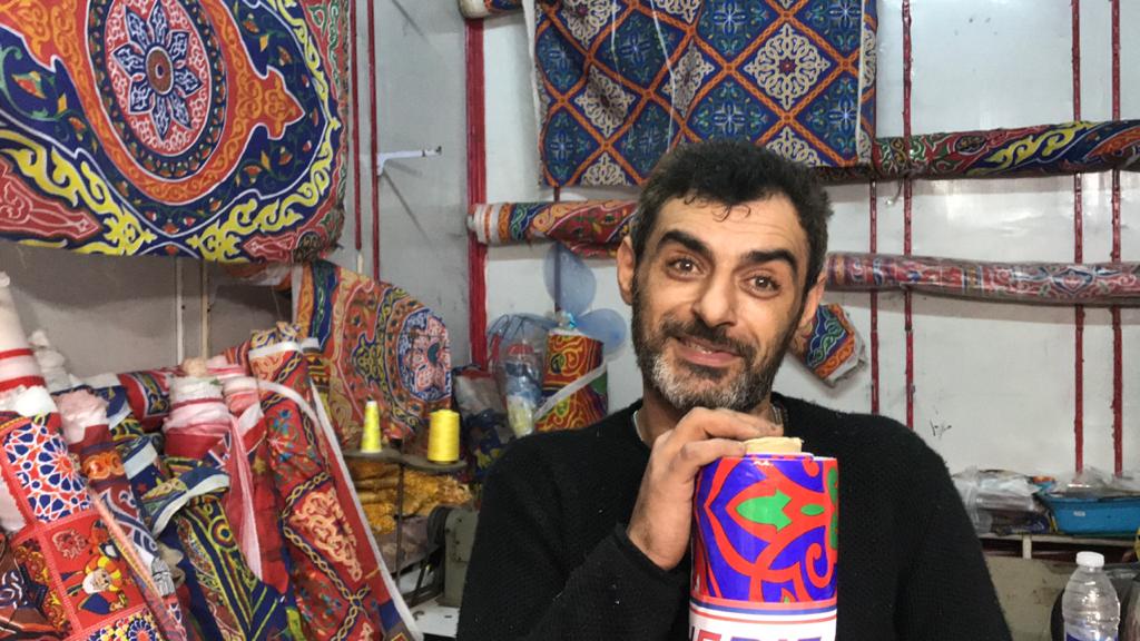 رامى حلمى صاحب محل لبيع زينة وفوانيس رمضان
