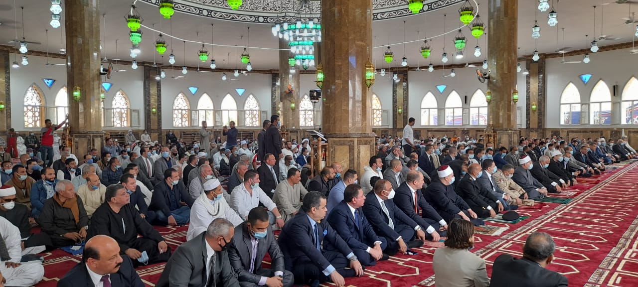قيادات محافظة الجيزة خلال افتتاح مسجد النور بالمنصورية
