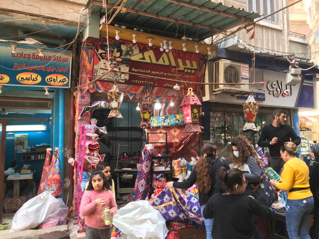 إقبال من المواطنين لشراء زينة وفوانيس رمضان من محل رامى (1)